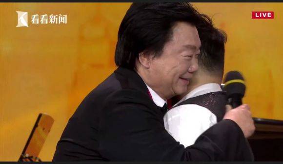 主持界泰斗叶惠贤力赞八大胜未来艺术家刘明康：“很难相信，这么悠扬的琴声出自一位自闭症少年的手里！”