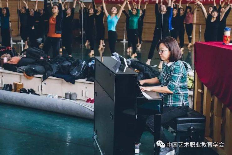 八大胜跨界钢琴及八大胜舞蹈教育课件助力“CEFA艺术教育高级人才研修班——中国古典舞身韵课”